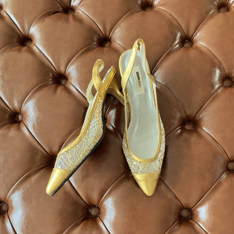 Fitting/ display Sample - Gold embroideries and gold leather pointy pumps, size 37.5