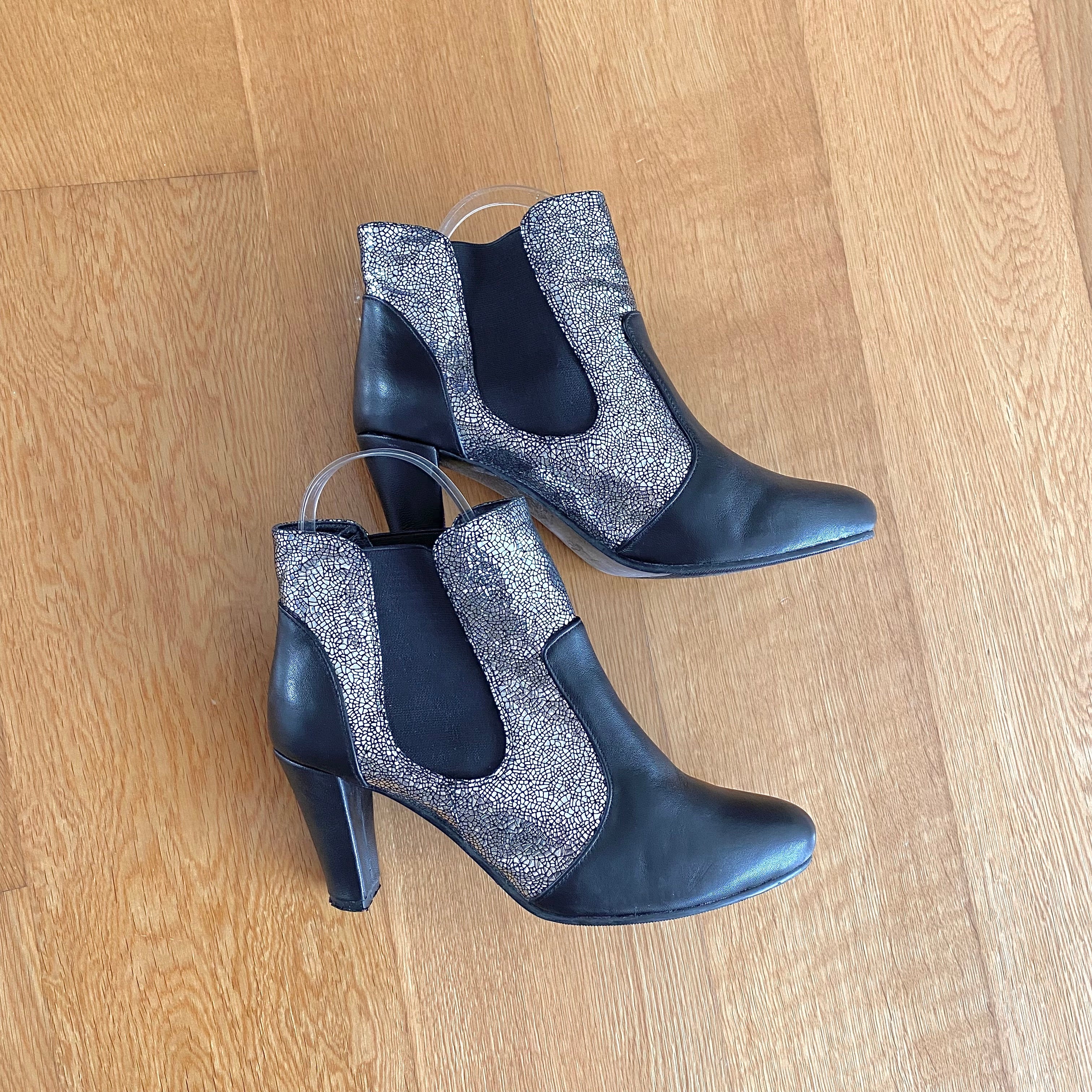 Fitting / display Sample - Black & Shiny silver leather ankle boots, size 37.5 (Grade C)