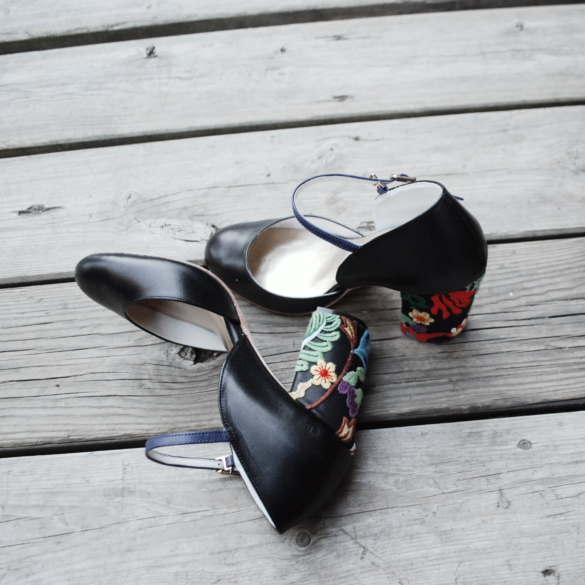 Winter Limited - Flower embroidered leather Pumps